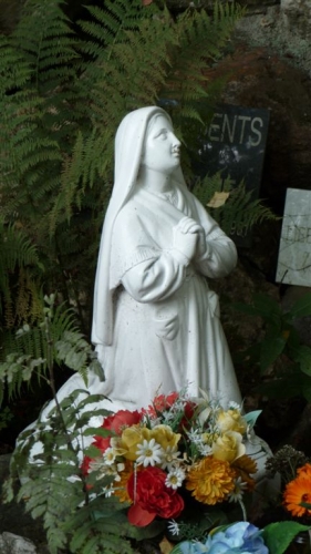 Thirimont (Waimes)  lourdesgrot  foto 04  Bernadetje   aug 2011.JPG