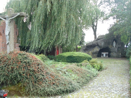 800px-Parkje_met_Lourdesgrot_1935,_Kapelweg,_Turnhout.jpg