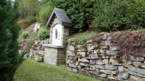 Schönberg (Sankt Vith)  lourdesgrot en calvarie  foto 07   aug 2011.JPG