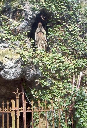 grotLourdes Gempe