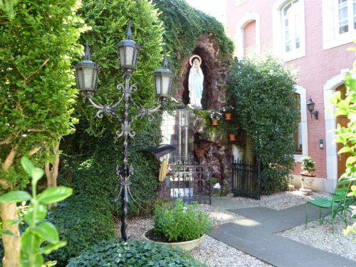 Eupen  lourdesgrot Marktplatz Maison de retraite  foto 04   aug 2011.JPG