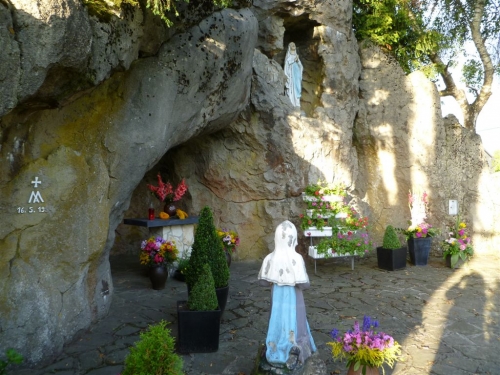 Krinkelt (Büllingen)  lourdesgrot  achter kerk  foto 02   aug 2011.JPG