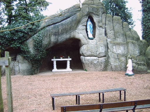 Essen  achter de kerk Grot9