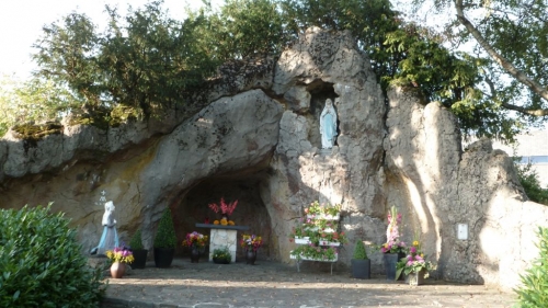 Krinkelt (Büllingen)  lourdesgrot achter kerk  foto 01   aug 2011.JPG