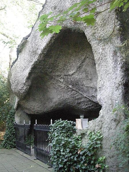 Nederland 450px-Lourdesgrot_Sint_Nicolaasga_01