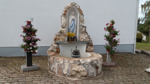 Maspelt (Burg-Reuland)  lourdesgrot  foto 01   aug 2011.JPG