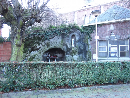 wilrijk - bij kerk.jpg