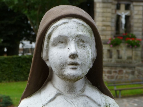 Lommersweiler (Sankt Vith)  lourdesgrot  foto 05  Bernadetje   aug 2011.JPG