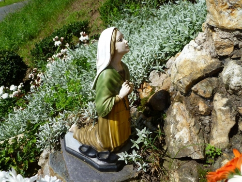 Mont (Malmédy)  lourdesgrot  foto 03  Bernadetje   aug 2011.JPG