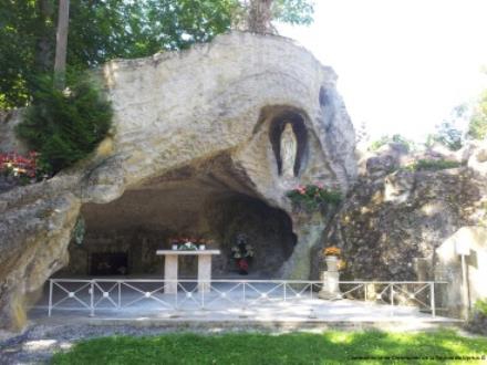 GrotteLeMesnilSurOger rue de l'église.jpg